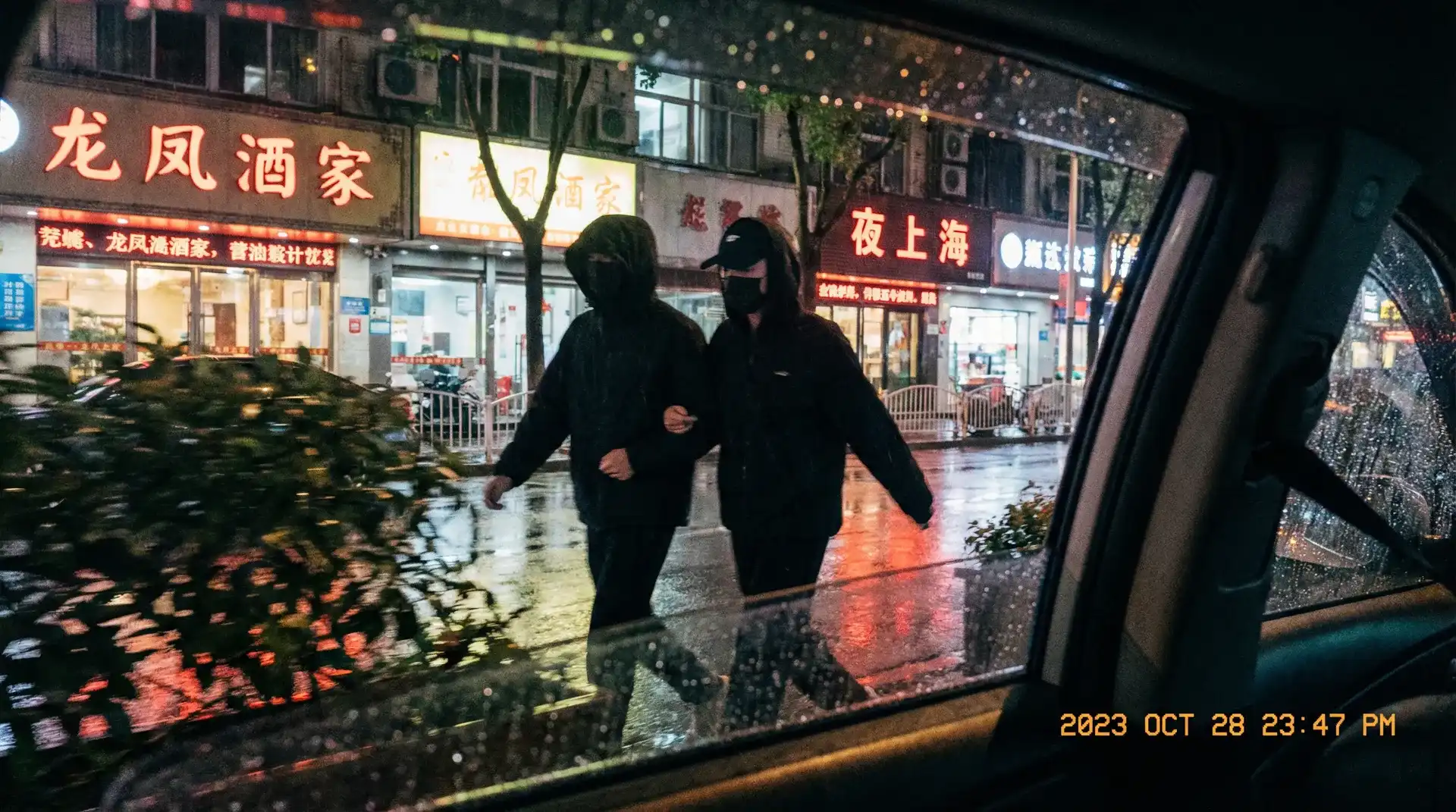 完美体育 - 顶流明星深夜密会现场抓拍照片